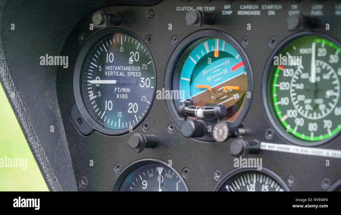 L'area del cruscotto del velivolo militare utilizzato per volare durante le operazioni militari Foto Stock