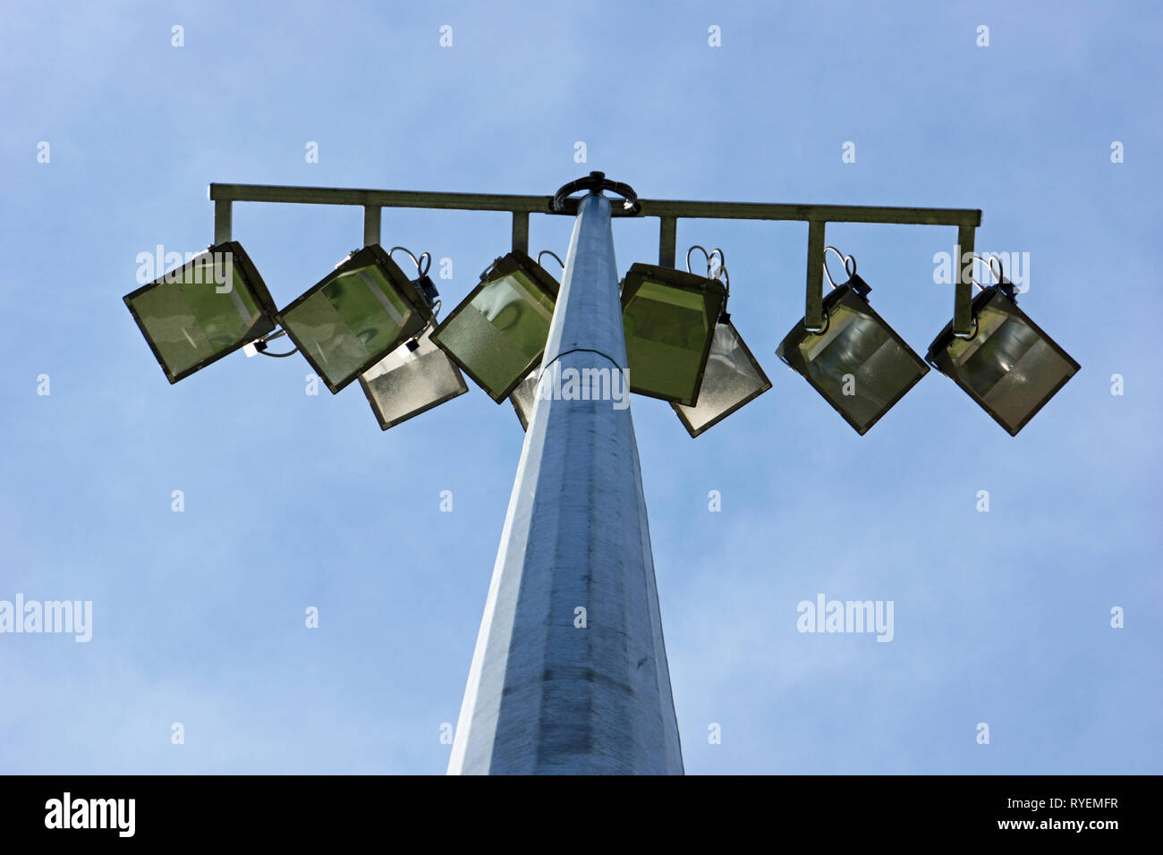 Proiettore Stadium e il rig di illuminazione si trova sulla cima di un metallo strutturale pilone, in Victoria, Australia. Foto Stock