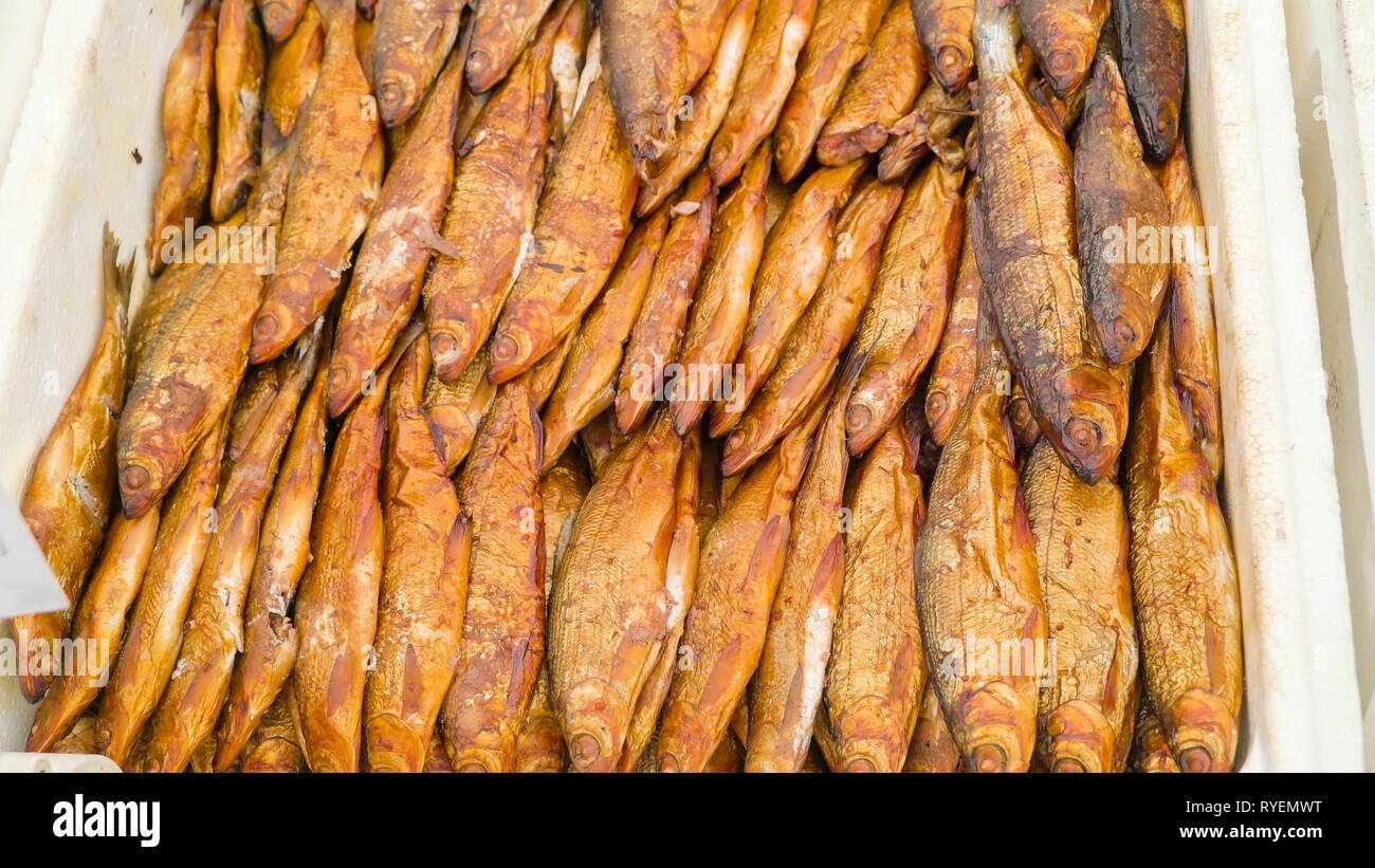 Fritti e pesci secchi accatastati sulla casella visualizzata sul mercato di stallo alimentare Foto Stock