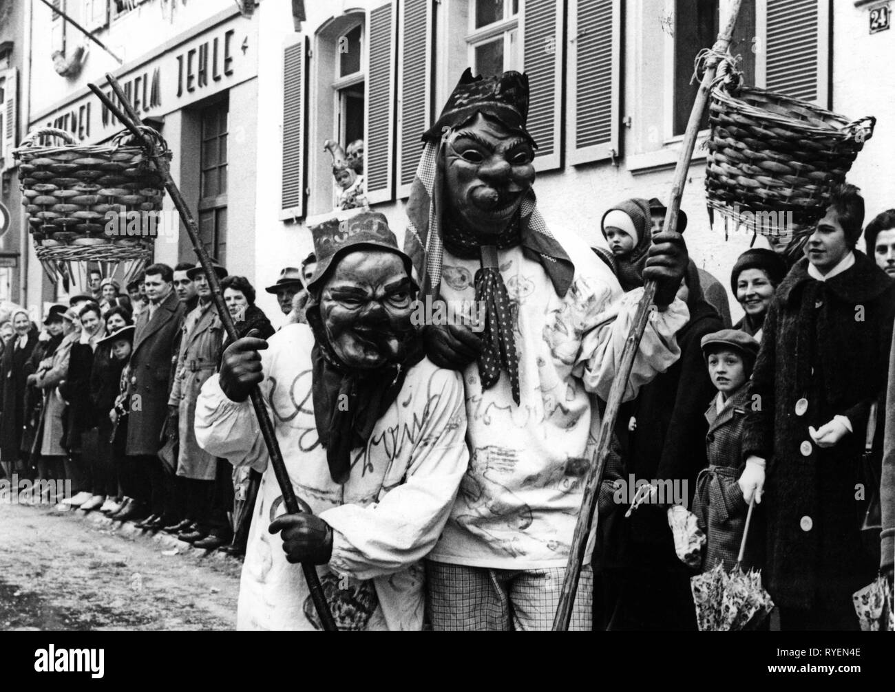 Feste di Carnevale, Wolfach Fasnet, Fastnacht processione, Wolfach nella Foresta Nera, trasmissione televisiva "Zur Altweibermuehle', SWF, 23.2.1963, Additional-Rights-Clearance-Info-Not-Available Foto Stock