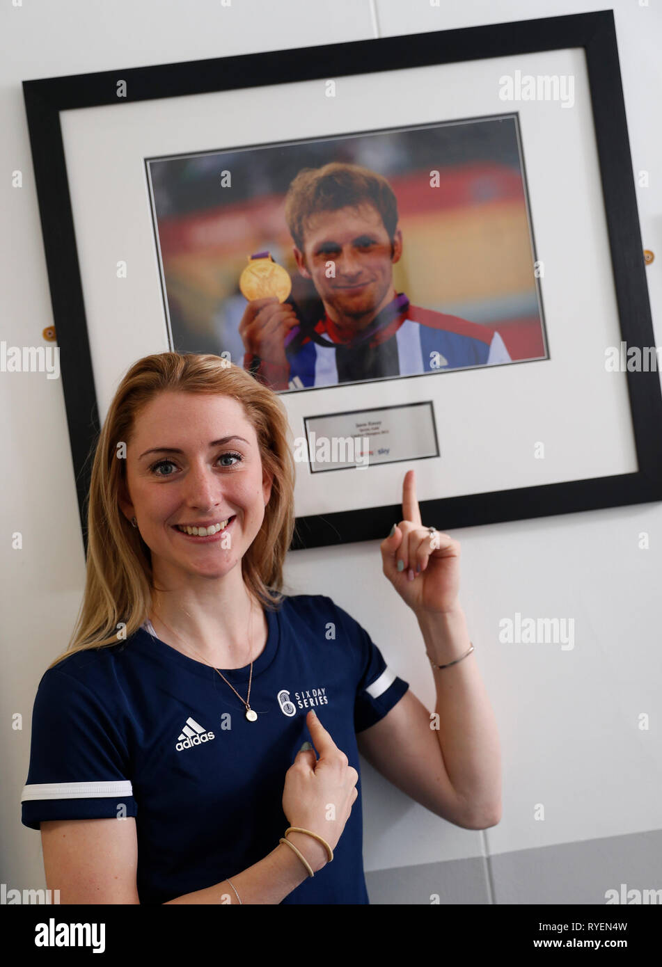 British via ciclista Laura Kenny pone con una foto di suo marito Jason Kenny durante un Phynove sei giorni di evento mediatico a livello nazionale centro ciclistico in Manchester. Foto Stock