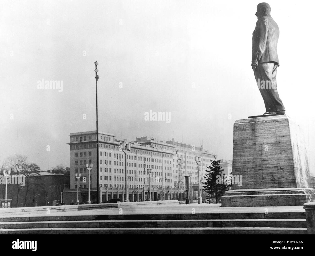Geografia / viaggi, Germania, Repubblica democratica tedesca, Berlino, scene di strada, Stalinallee, statua di Josef Stalin, 1961, Additional-Rights-Clearance-Info-Not-Available Foto Stock