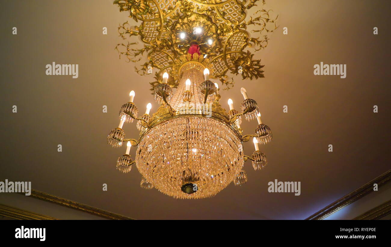 Un oro grande ed elegante lampadario sul soffitto a Stoccolma Svezia all'interno del royal court palace in città Foto Stock