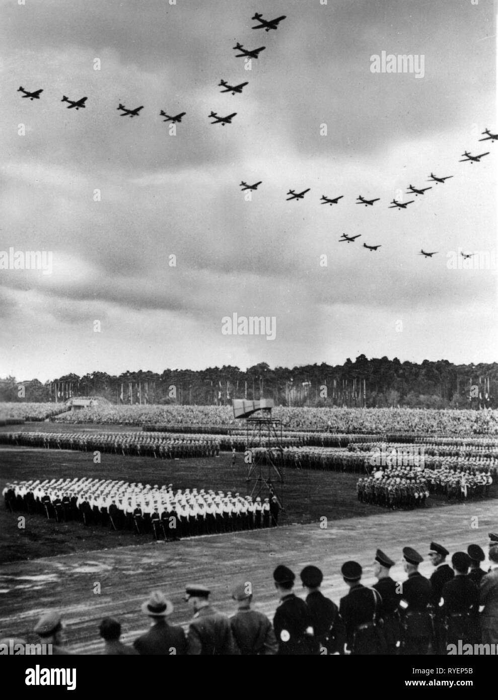 Il nazismo / Socialismo Nazionale, 'Reichsparteitag der Freiheit", Norimberga Rally 10.-16.9.1935, il sorvolo degli aerei della Luftwaffe (tedesco Air Force), formazione dell esercito e della marina militare in Medio, 'Day della Wehrmacht', Additional-Rights-Clearance-Info-Not-Available Foto Stock