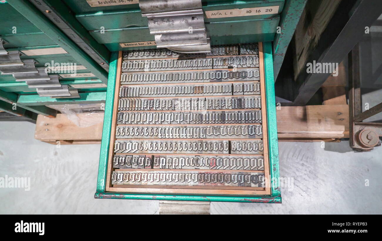 Vista superiore del metallo lettera timbri sul vassoio mobile all'interno del vecchio stile di stampa della stazione di stampa Foto Stock