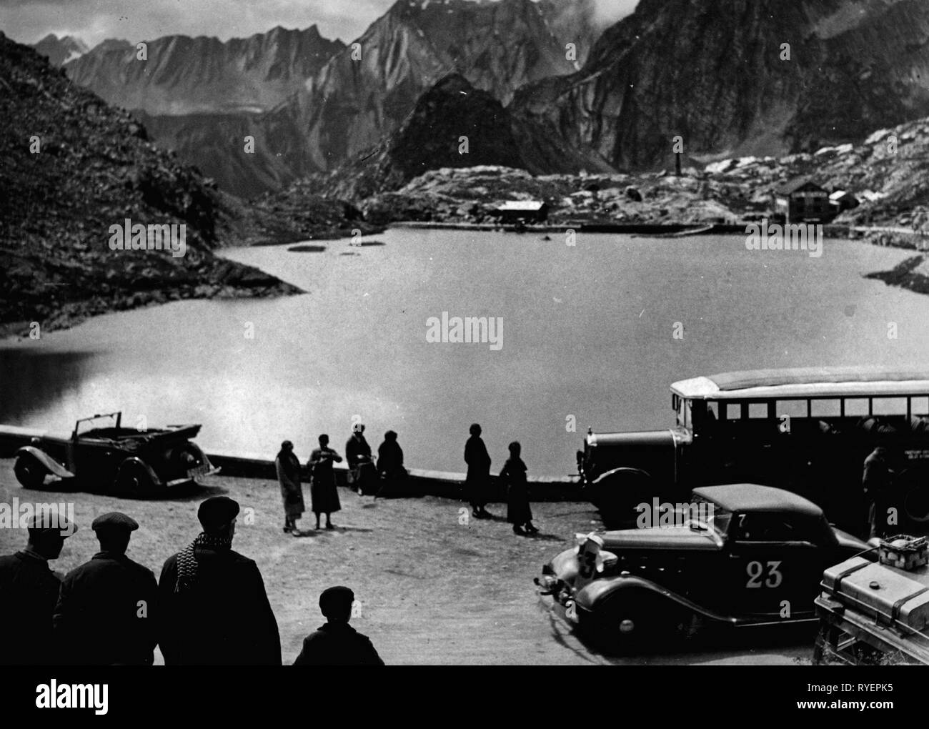 Sport, car racing, rally, 6° International Alpine Cruise, 7.8. - 12.8.1934, resto presso il lago a Gran San Bernardo, nella parte anteriore del Renault Vivasport di E. Negrel (Francia), Additional-Rights-Clearance-Info-Not-Available Foto Stock