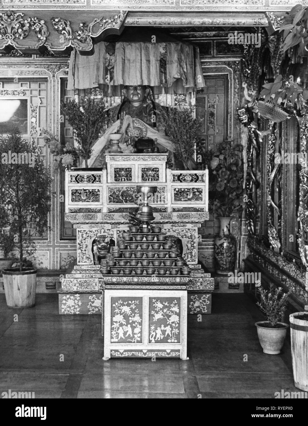 Geografia / viaggi, Tibet, Lasha, castelli, Norbhu Lingka Palace, vista interna, dettaglio: Dalai Lama statua, circa 1939, Additional-Rights-Clearance-Info-Not-Available Foto Stock