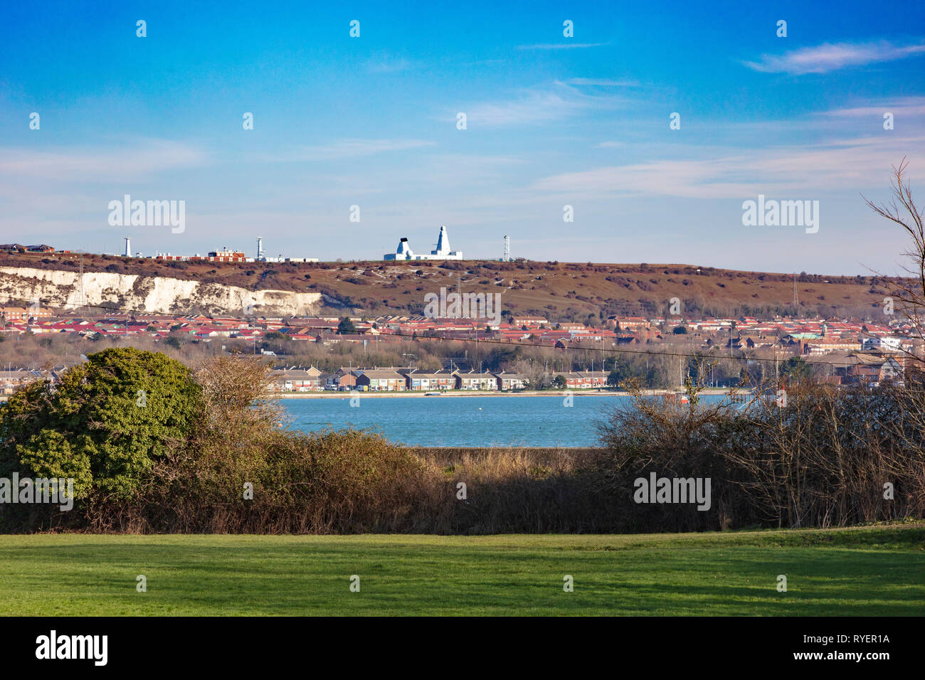 Una vista in Portsmouth Porto Nord a Portsdown Hill al di là da Portchester, Hampshire, Regno Unito Foto Stock