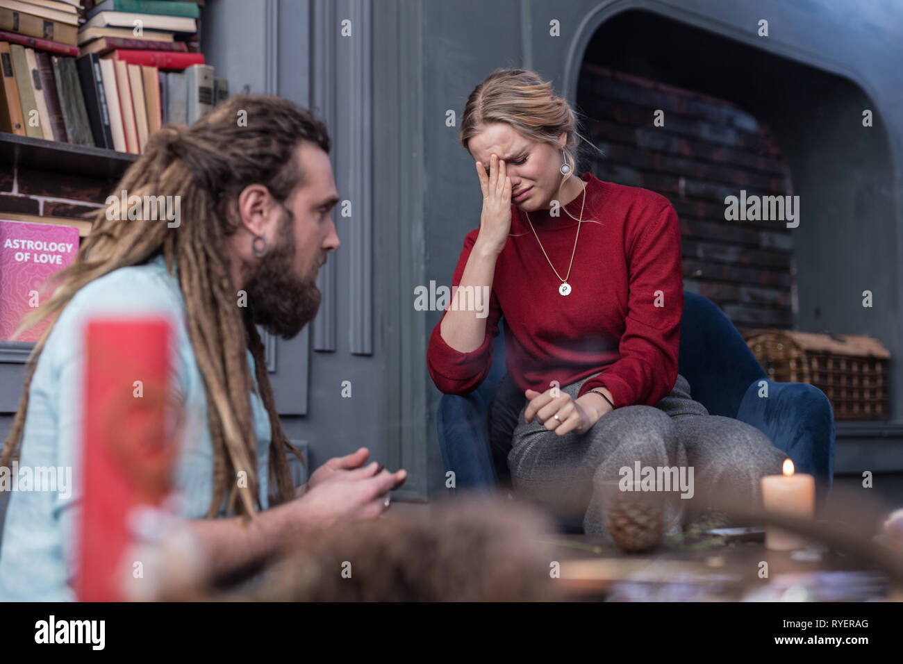 Premuto cupo giovane donna tenendo la fronte Foto Stock