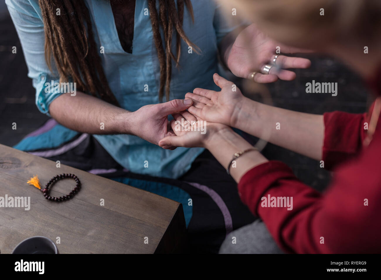 Vista dall'alto di una bella giovane donna che mostra i suoi palmi Foto Stock