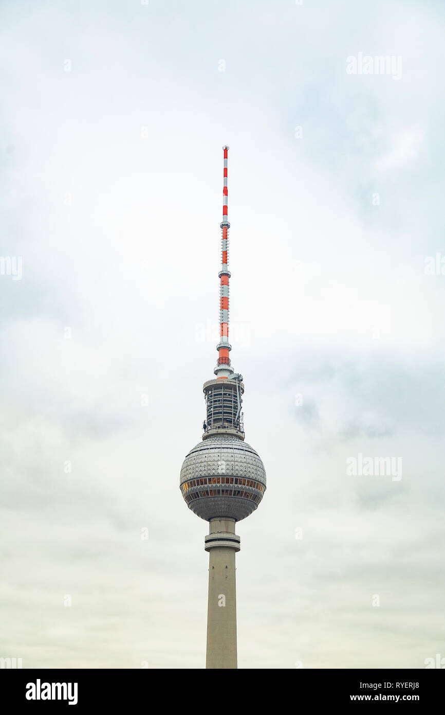 TV Tower Fernsehturm di Berlino contro sky Foto Stock