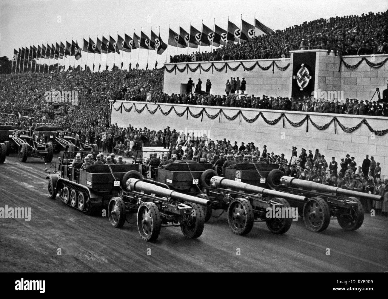 Il Nazionalsocialismo, Norimberga Rally, 'Reichsparteitag der Freiheit", Norimberga 10.-16.9.1935, giorno della Wehrmacht, marzo-passato di artiglieria pesante presso gli stand, Additional-Rights-Clearance-Info-Not-Available Foto Stock