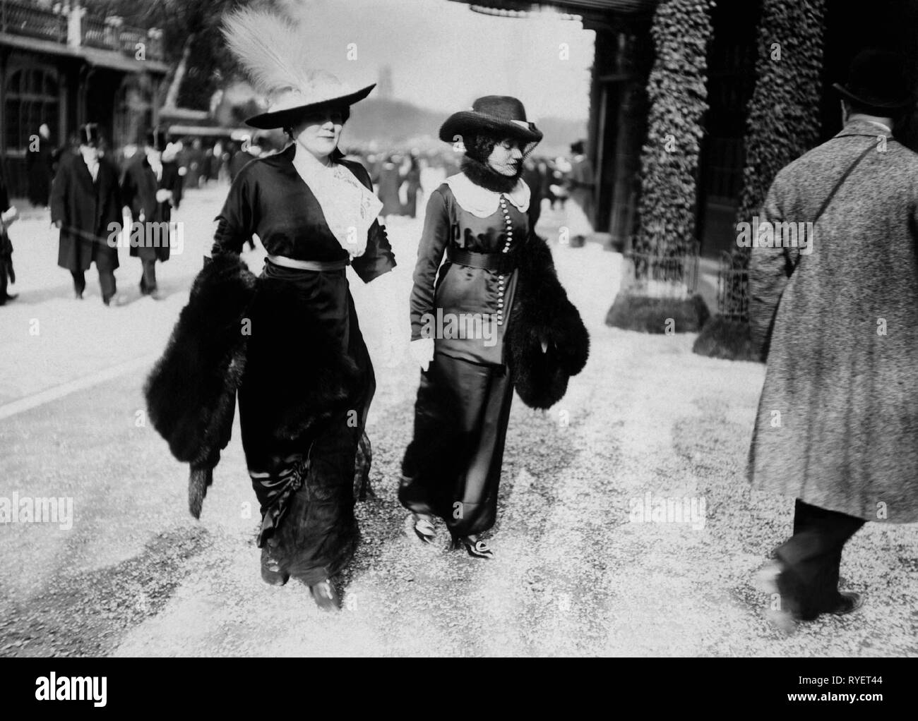 Moda, 1910s, ladies' fashion, riforma abito, onorevoli sulla via di corsa di cavalli, Parigi, circa 1912, Additional-Rights-Clearance-Info-Not-Available Foto Stock