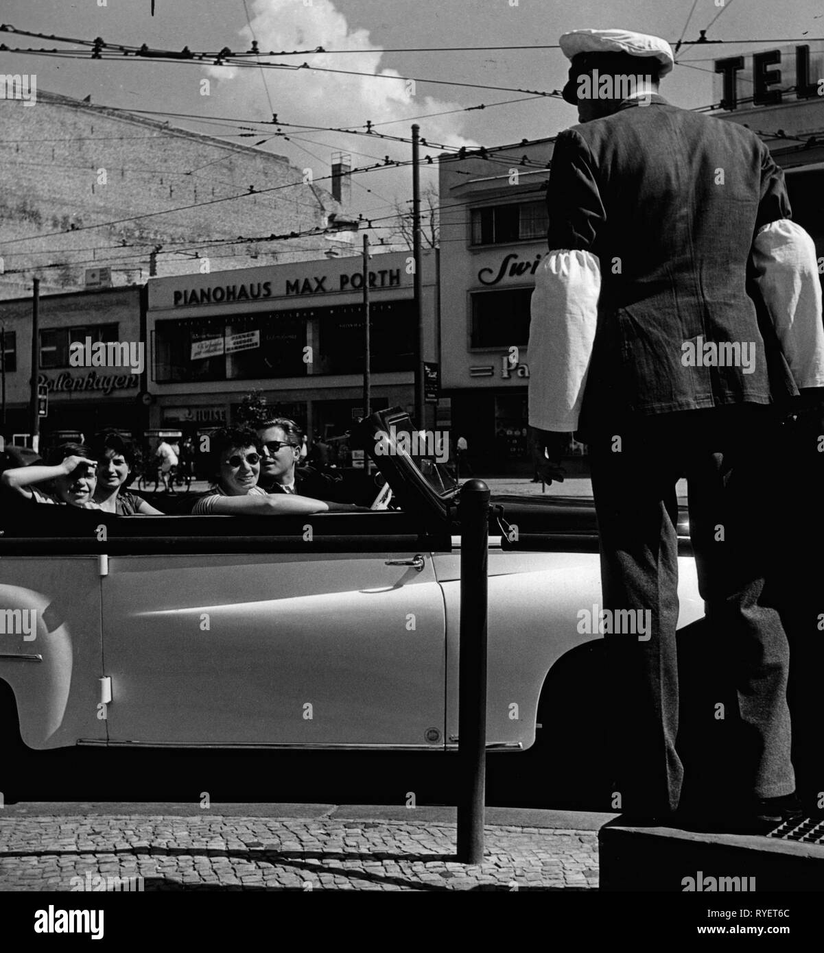 Trasporti / trasporto, street, la regolazione del flusso di traffico, poliziotto a Kurfuerstendamm, Berlino, 1951, Additional-Rights-Clearance-Info-Not-Available Foto Stock