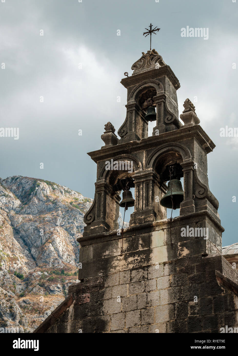 Il vecchio campanile in pietra con tre campane sulla parte superiore di un Orthadox Chiesa di Kotor, Montenegro Foto Stock
