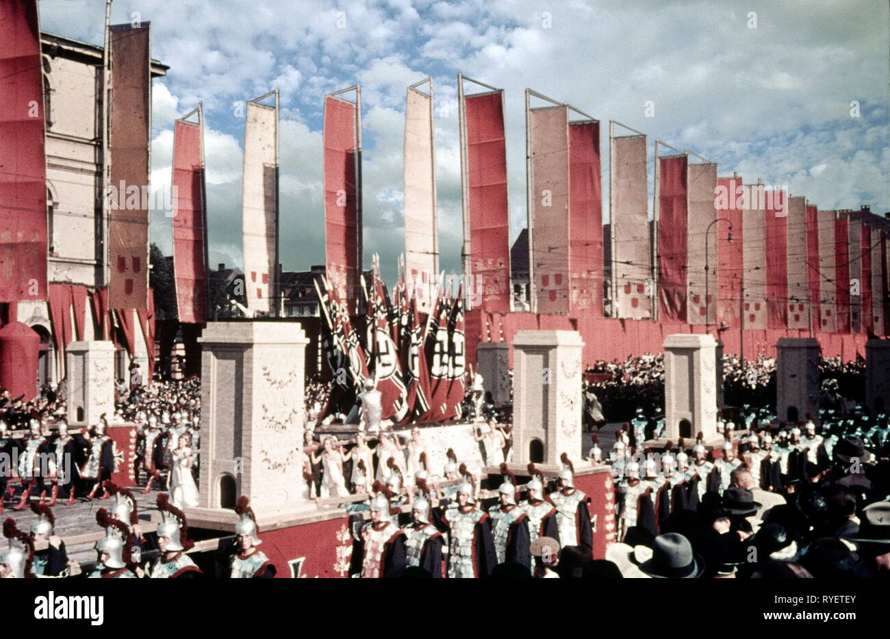 Il nazismo / Socialismo Nazionale, parate, 'Tag der deutschen Kunst" (giorno della cultura tedesca), Monaco di Baviera 8th- 10.7.1938, pageant, Ludwigstrasse (street), raffigurazione di "romani", Additional-Rights-Clearance-Info-Not-Available Foto Stock