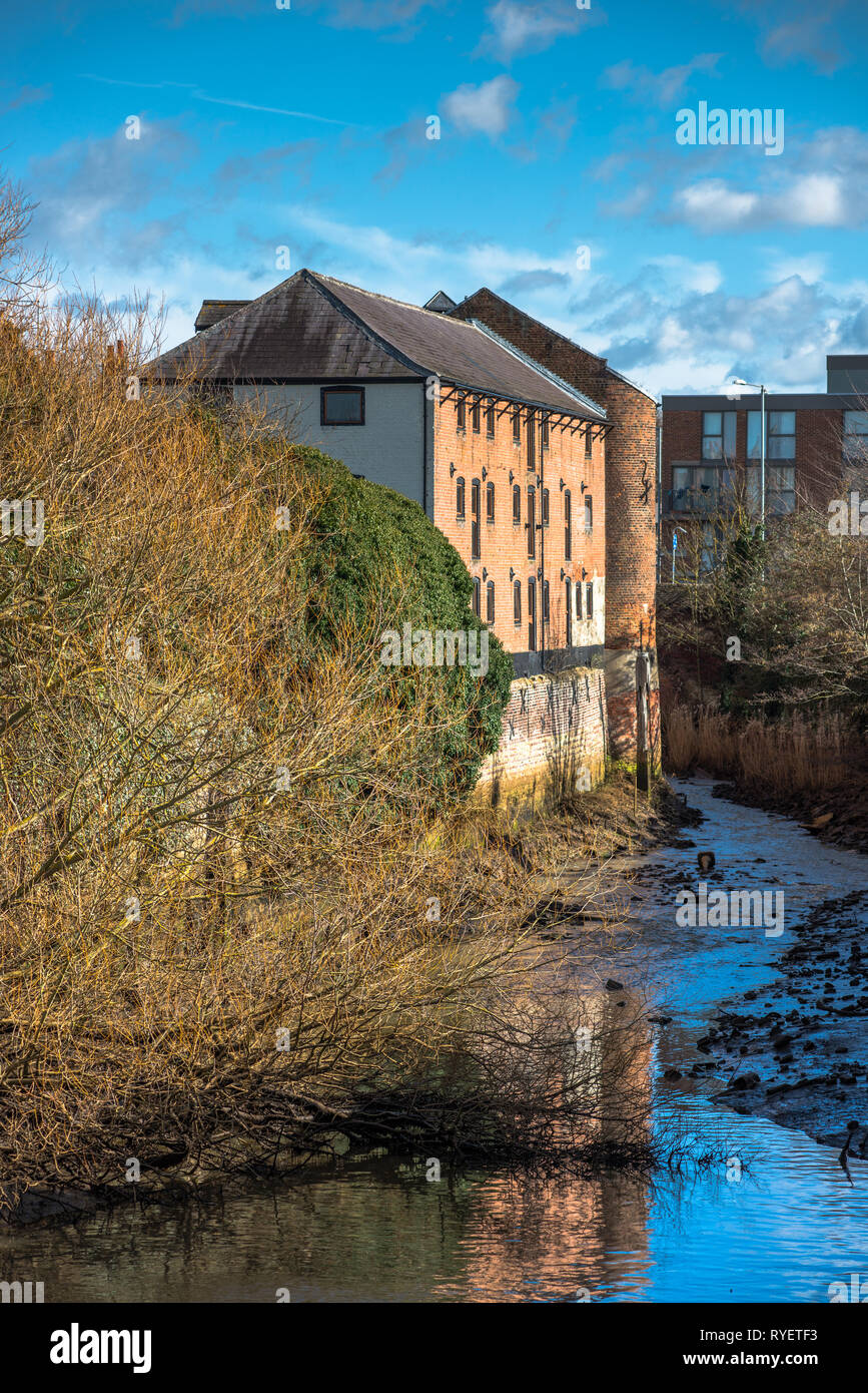 Magazzini vittoriano sul fiume tributory a Kings Lynn, Norfolk, East Anglia, REGNO UNITO Foto Stock