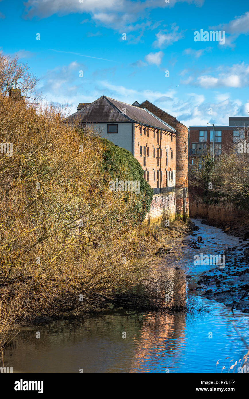 Magazzini vittoriano sul fiume tributory a Kings Lynn, Norfolk, East Anglia, REGNO UNITO Foto Stock
