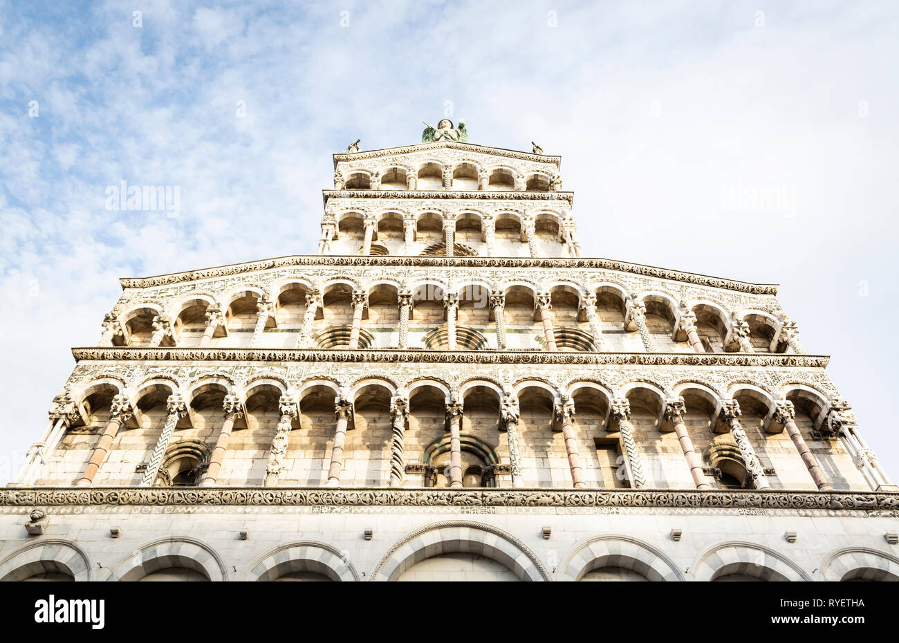 Dettaglio della chiesa di San Michele in Foro nel centro della città di Lucca Foto Stock