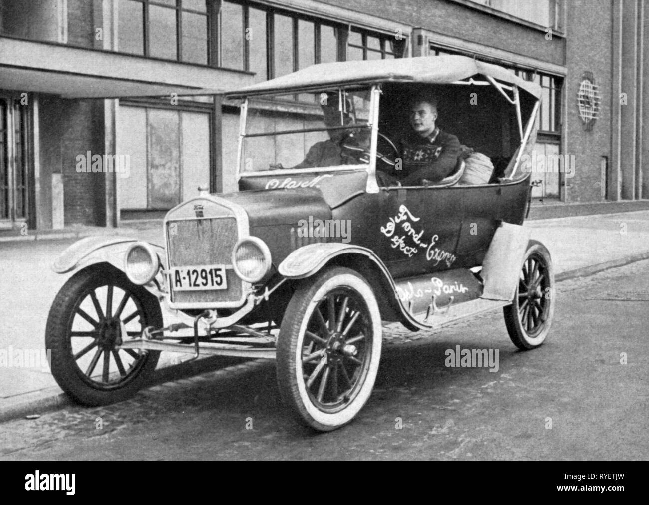 Trasporti / trasporto, automobili, veicolo varianti, Ford Modello T 1919, vista da sinistra davanti, Ford pianta, Colonia, Germania, 1953, Ford Express difetto Oslo Parigi, T3 Cabrio, cabriolet, cabrio, cabriolet, griglia del radiatore, calandra calandra, griglie del radiatore, griglie del radiatore, il radiatore gusci, spokewheel, ruota a raggi, spokewheels, ruote a raggi, auto in ottone, ottone cars, Tin Lizzie, motor car, auto, automobile autovettura autovettura, automobili, autoveicoli, automobili, autovetture, veicolo, veicoli, Germania Ovest, Western G, Additional-Rights-Clearance-Info-Not-Available Foto Stock