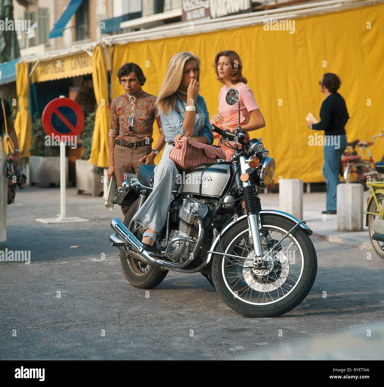 La gioventù / adolescente, ragazze, sul motociclo, full-length, Saint Tropez, settanta, Additional-Rights-Clearance-Info-Not-Available Foto Stock