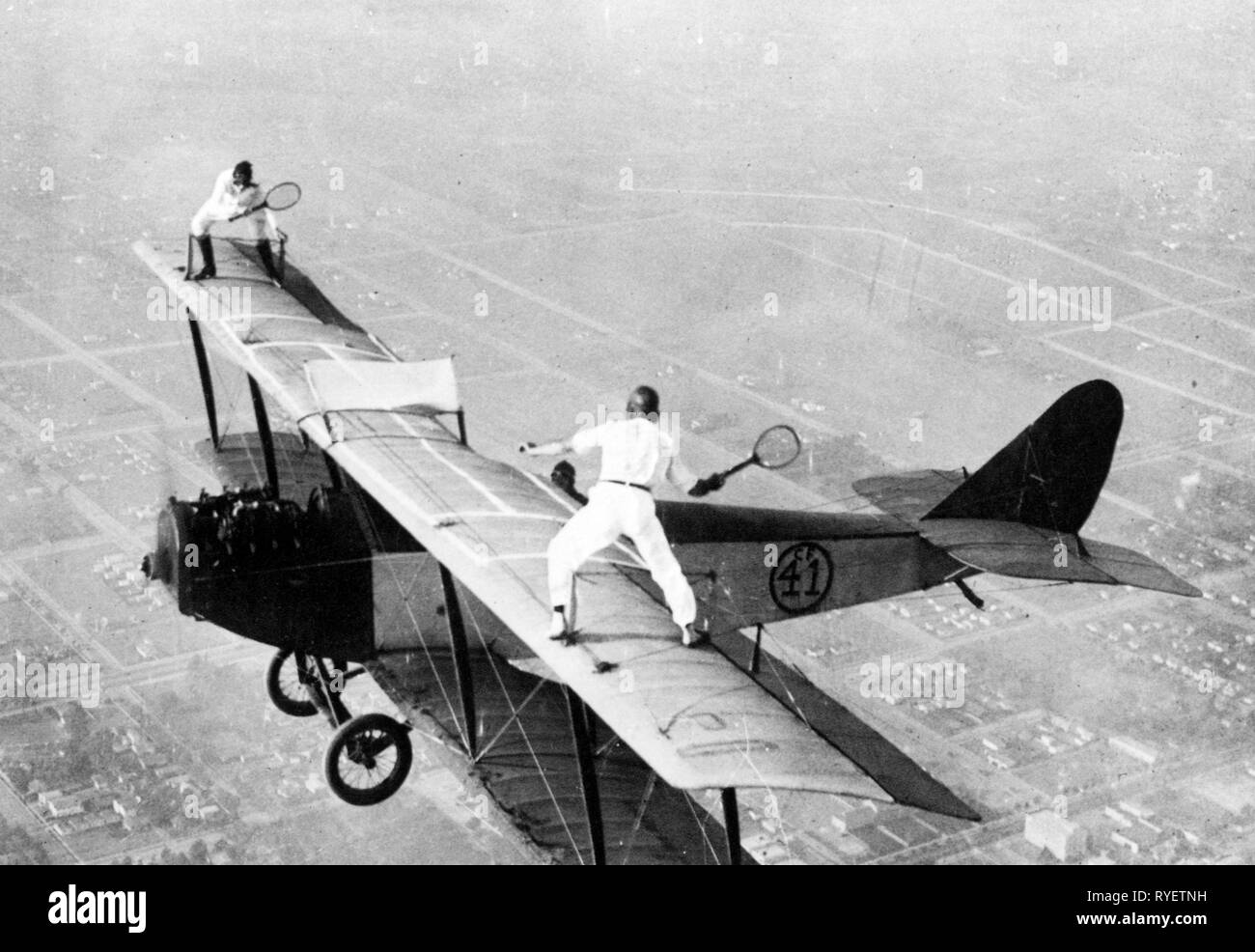 Trasporti / trasporto, aviazione, bi-piani, Ivan Unger e Gladys Roy sono giocare a tennis sulle ali di un aeromobile in volo, USA, circa 1925, Additional-Rights-Clearance-Info-Not-Available Foto Stock