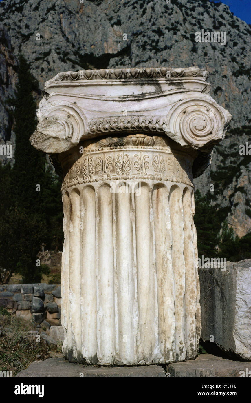 Architettura, il mondo antico, Hellas e un pezzo di una colonna ionica con capitale, Delphi, Additional-Rights-Clearance-Info-Not-Available Foto Stock