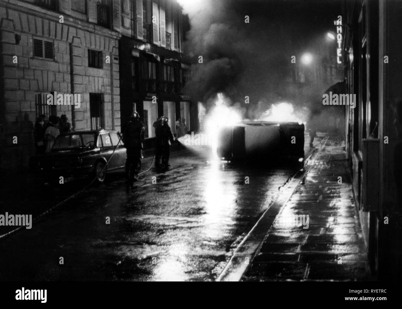 Dimostrazione, Francia, 1968, studente rivolte nel Quartier Latin, vigili del fuoco è di spegnimento di una masterizzazione auto, 7.5.1968, Additional-Rights-Clearance-Info-Not-Available Foto Stock