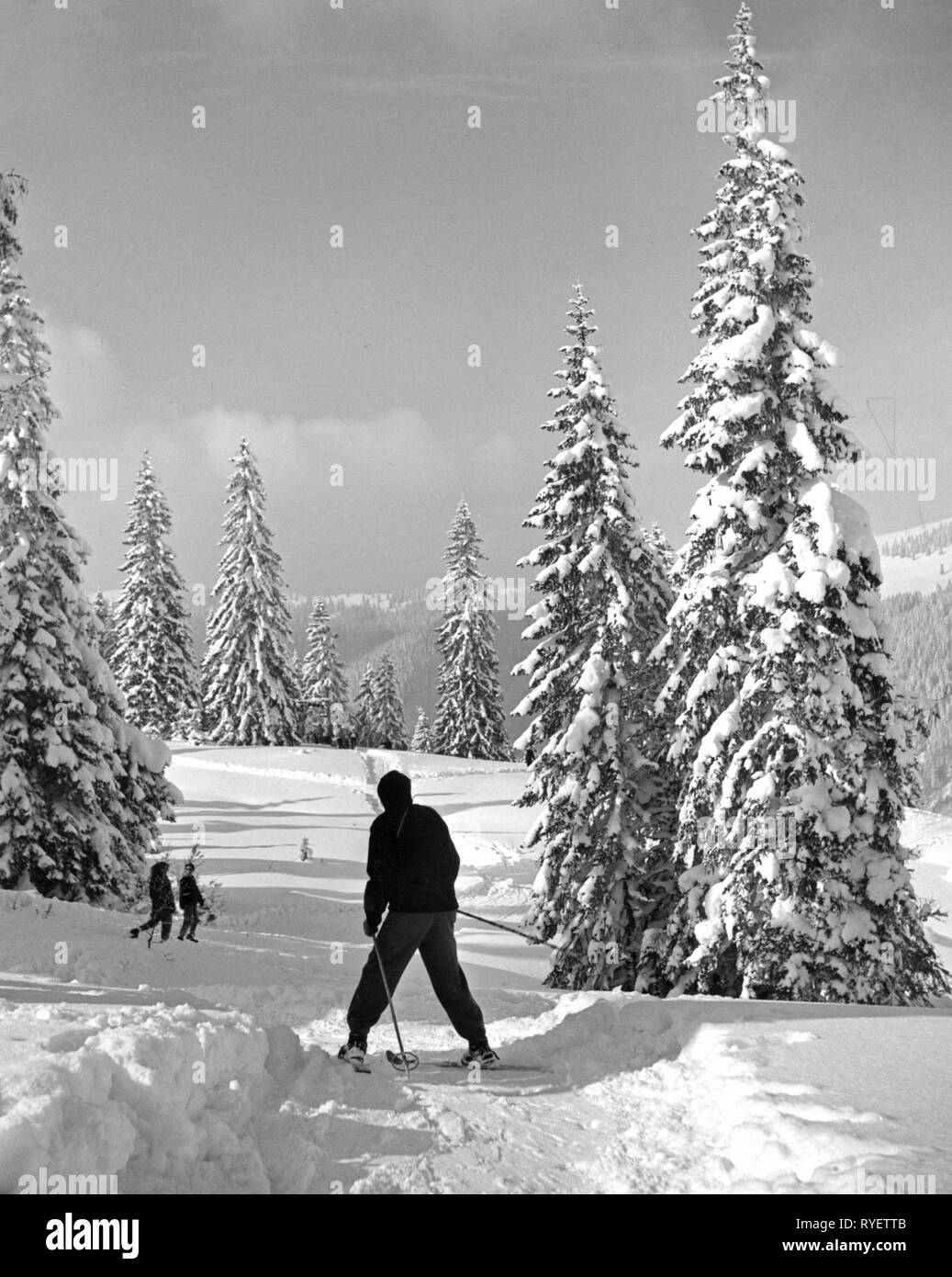 Sport, sport invernali, sci, lentamente in discesa con spartineve girare, Feldberg, Foresta Nera, anni cinquanta, Additional-Rights-Clearance-Info-Not-Available Foto Stock