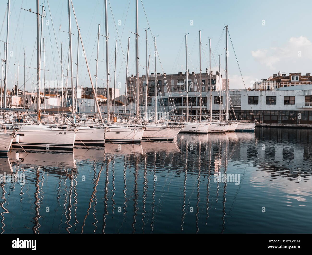 Barche e yacht parcheggiato in Zadar, Croazia. Foto Stock