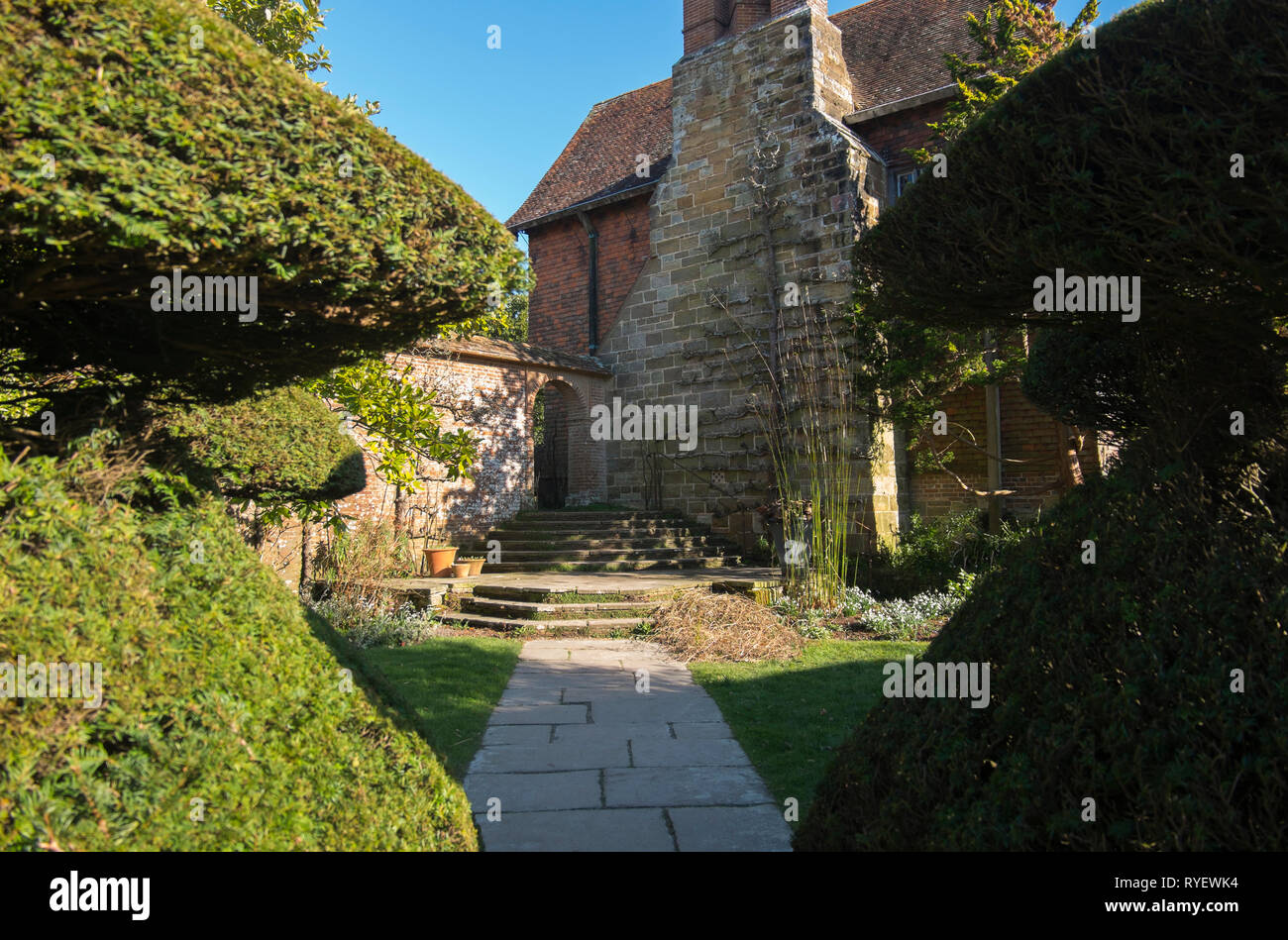 Il Blue Garden dall'Topiaria da Prato a Great Dixter in Northiam, East Sussex, Inghilterra, Regno Unito. Foto Stock