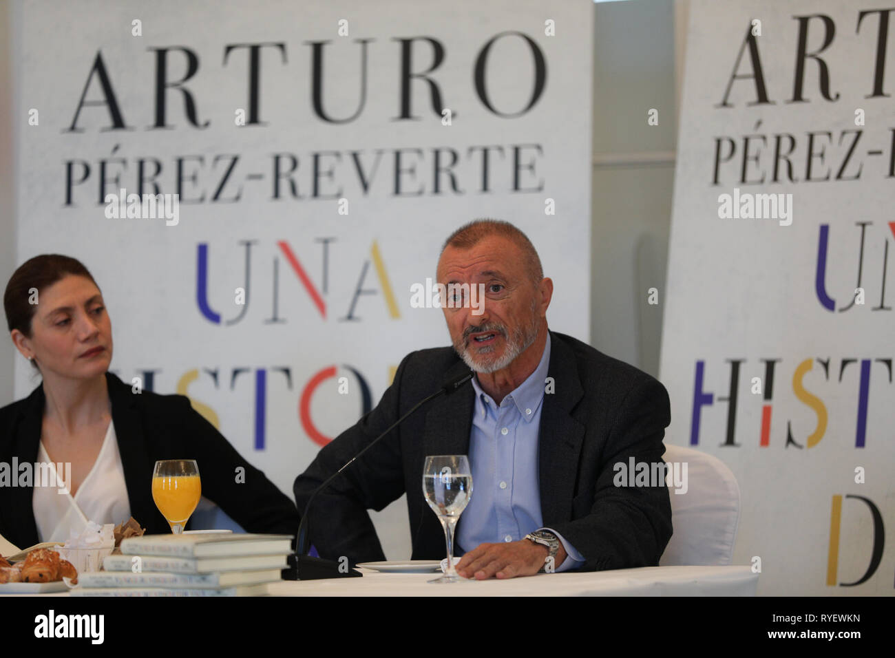 Arturo Pérez Reverte visto che presenta il suo libro di storia nel corso di una conferenza stampa. Quattro anni di consegne di episodio sotto il titolo "Patente de corso' hanno fornito Arturo Pérez Reverte con il materiale per 'una storia di Spagna", la compilazione del suo 'readings, esperienza e il senso comune' circa la memoria del paese, ' dalle sue origini fino alla fine del processo di transizione". Foto Stock