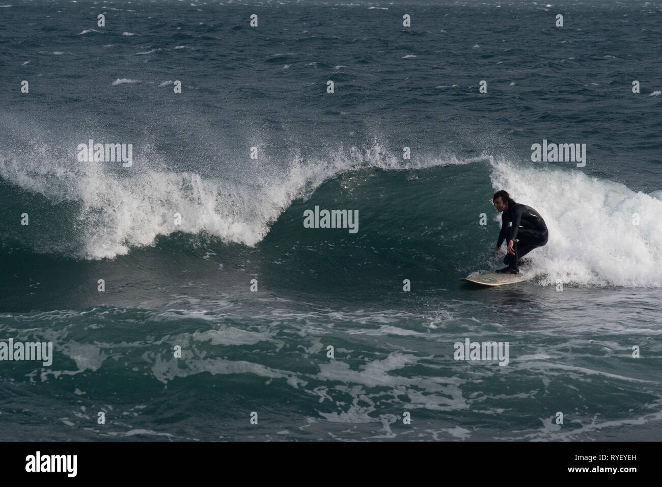 Surfer sulla spiaggia di Gyllyngvase, Falmouth in tre a quattro piedi surf Foto Stock