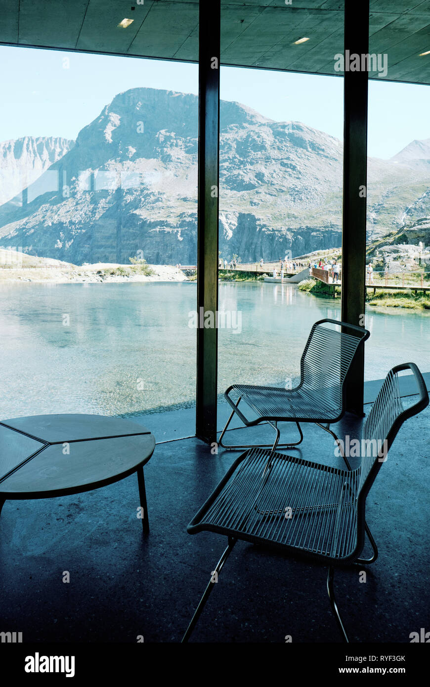 La finestra interna del centro visitatori Trollstigen sulla strada panoramica nazionale Geiranger-Trollstigen in Norvegia - architetto: Reiulf Ramstad Arkitekter AS Foto Stock