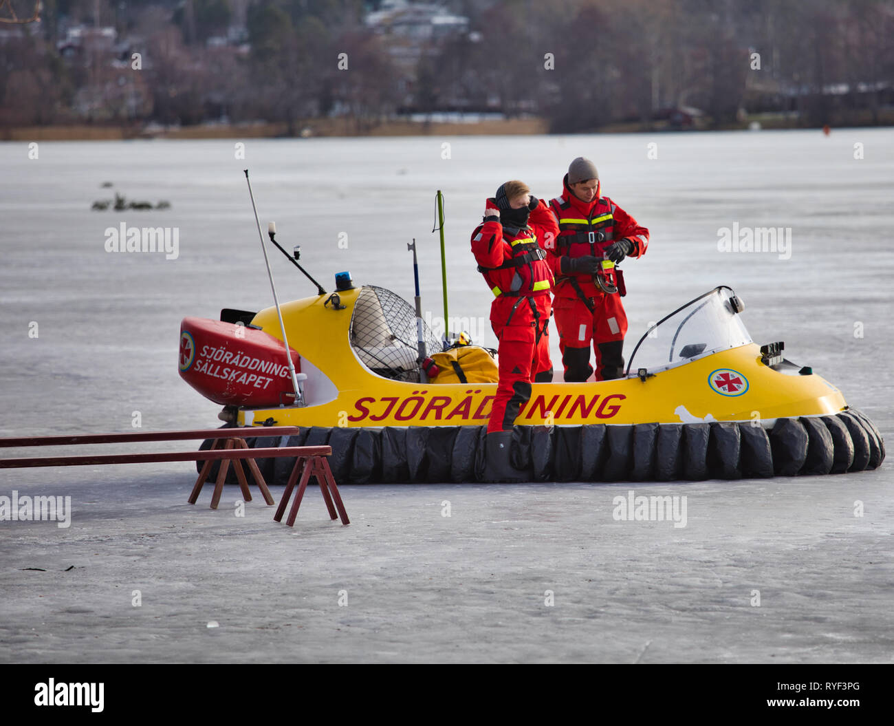 Aprire hovercraft e equipaggio della Swedish Sea Rescue Society su un lago ghiacciato Malaren, Sigtuna, Svezia e Scandinavia Foto Stock