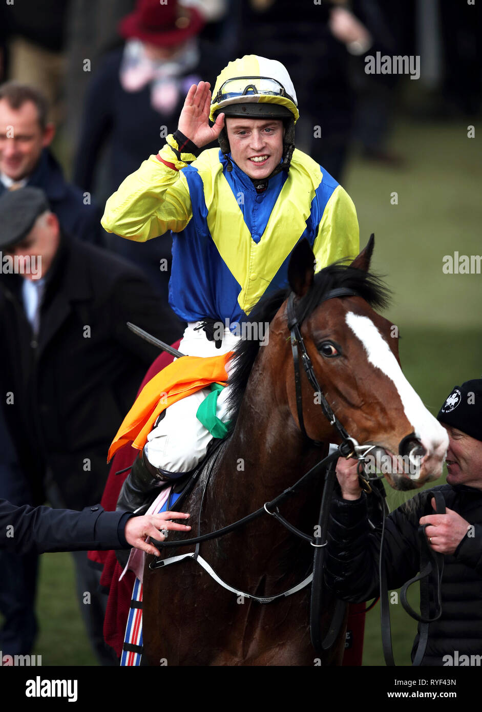 Jockey James Joseph Slevin con banda a cavallo dei fuorilegge dopo la vittoria al Boodles capretti Handicap Hurdle durante il Signore giorno del 2019 Cheltenham Festival a Cheltenham Racecourse. Foto Stock