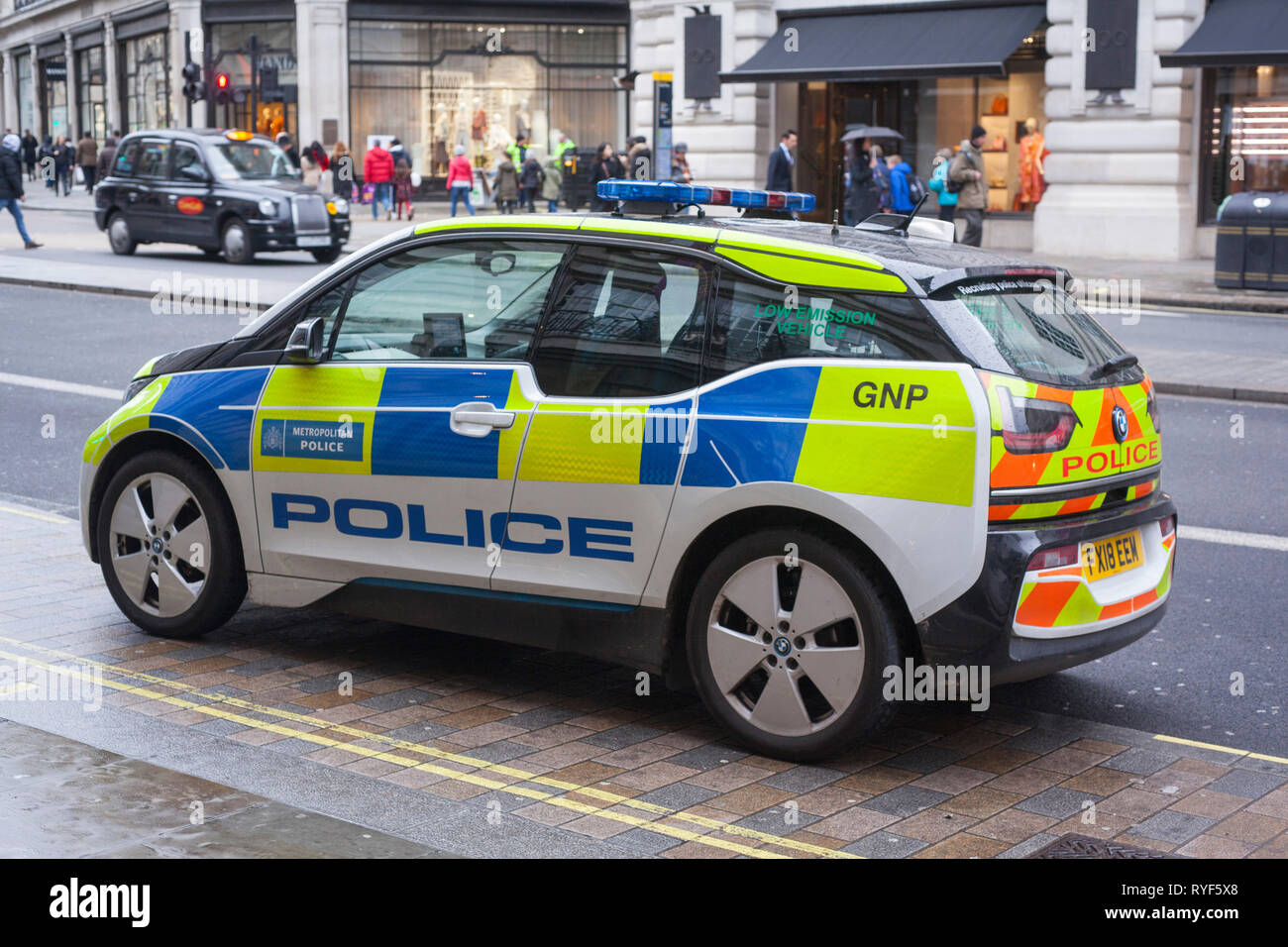 Una bassa emissione BMW i3 Metropolitan Police auto parcheggiate in Regent Street, Londra. Foto Stock