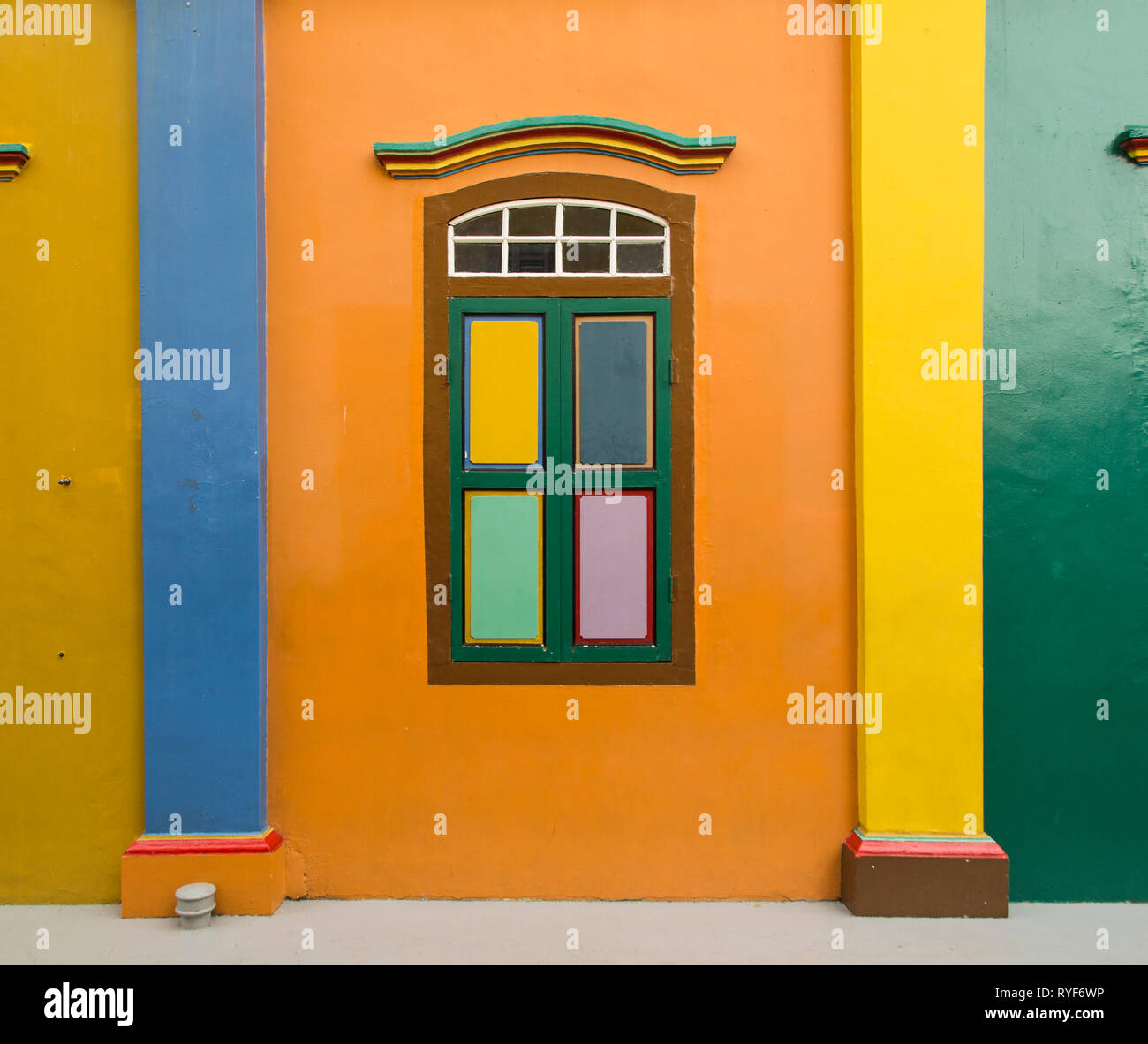 Facciata colorata in Little India, Singapore Foto Stock