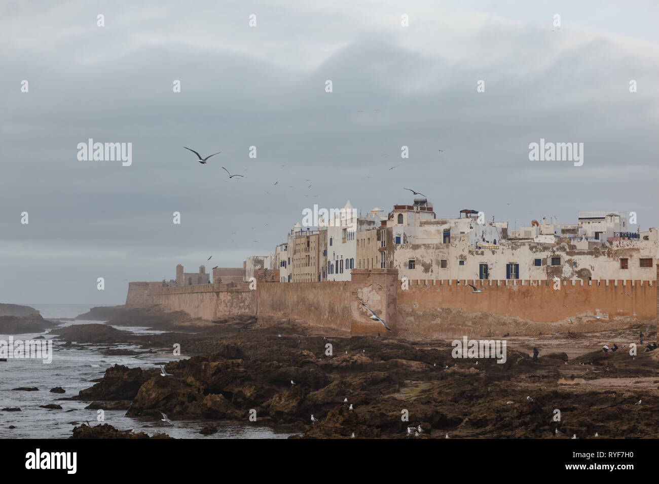 Vista sul mare delle antiche mura della città di Essaouira, Marocco Foto Stock