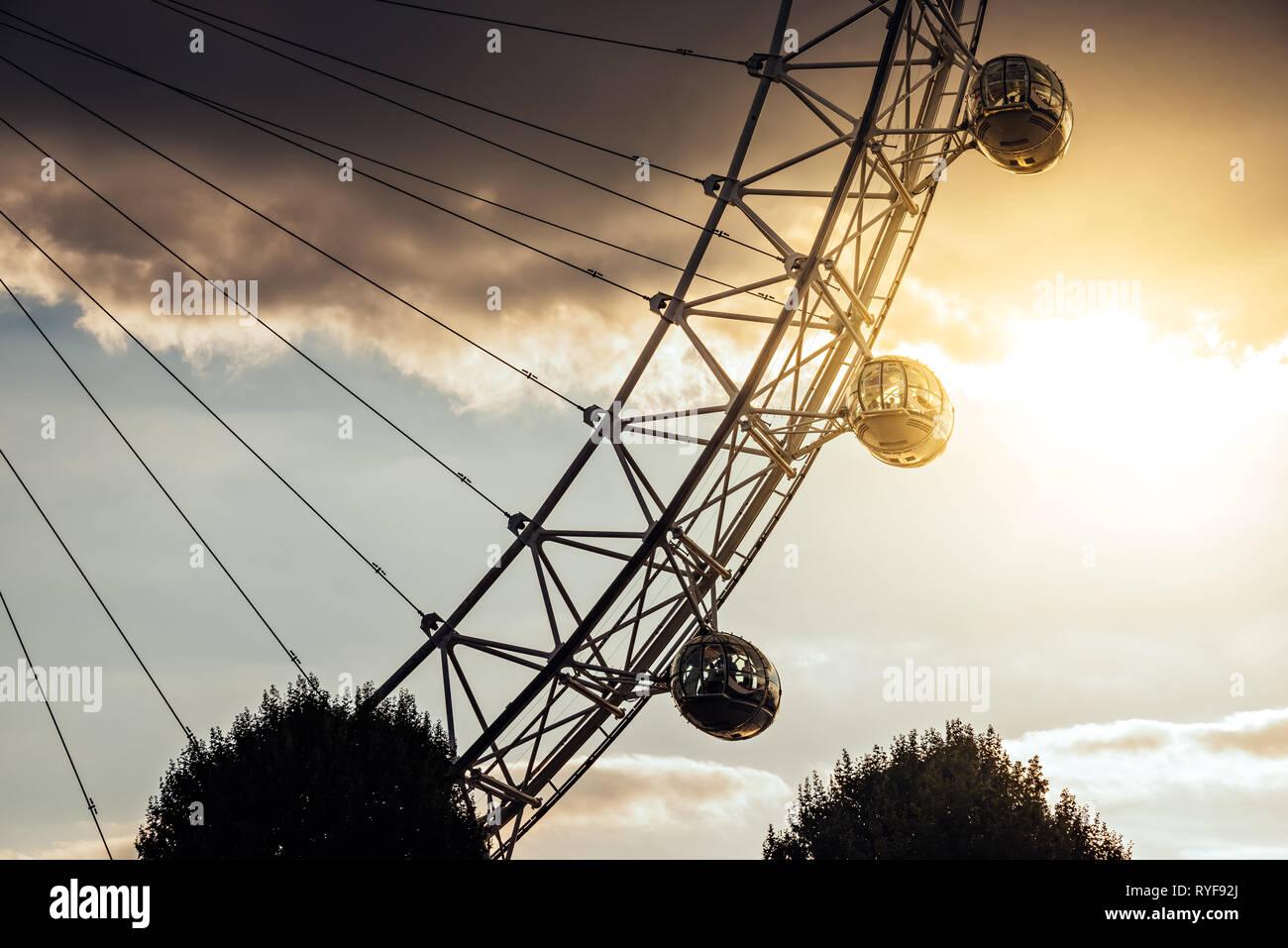 Dettaglio della famosa attrazione turistica di London Eye al tramonto Foto Stock