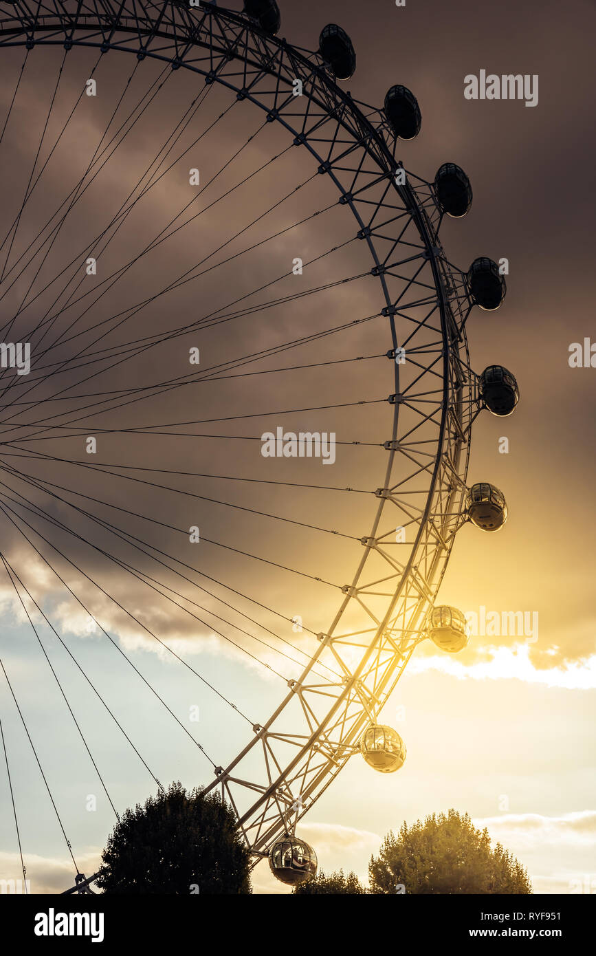 Dettaglio della famosa attrazione turistica di London Eye al tramonto Foto Stock