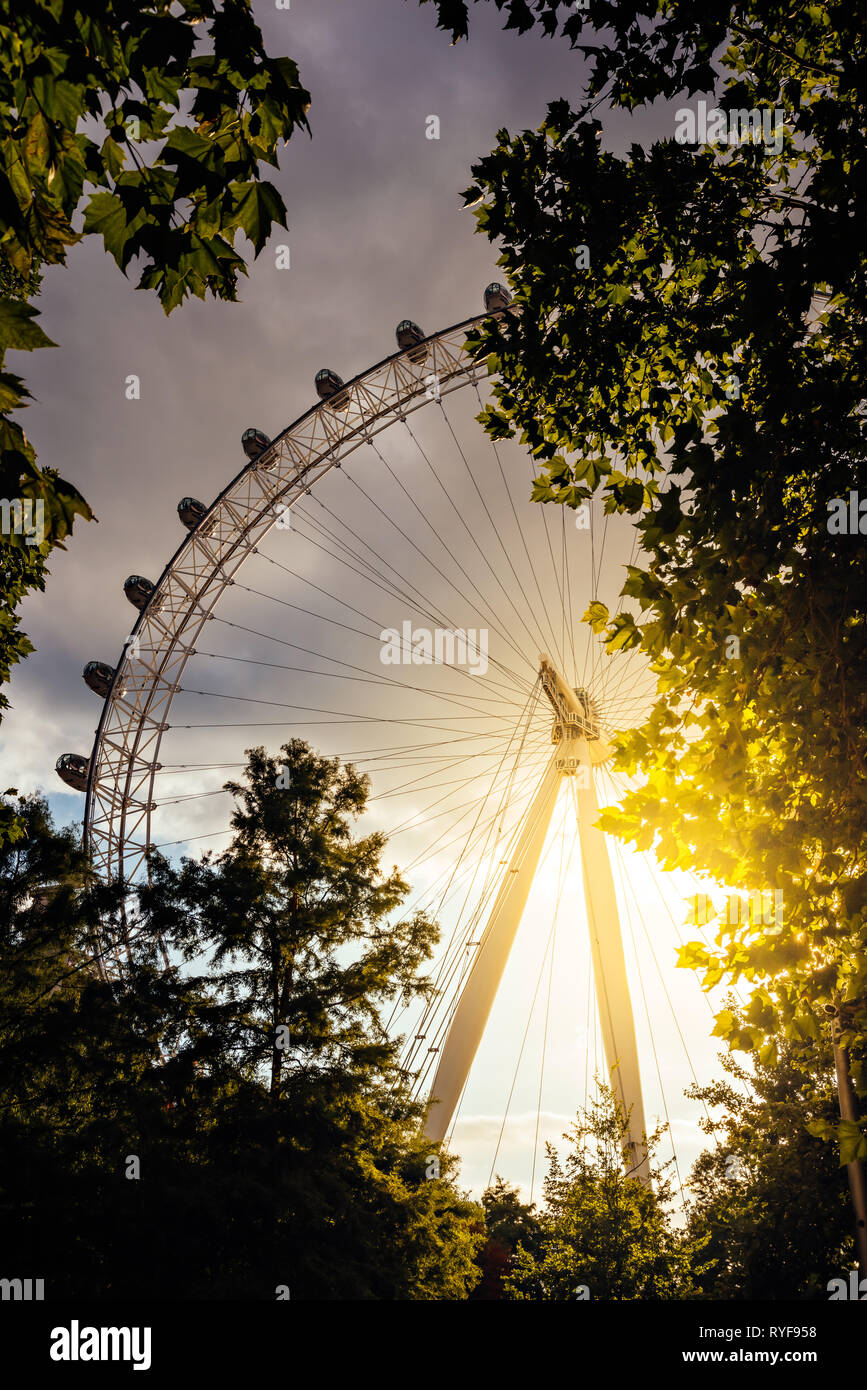 Dettaglio della famosa attrazione turistica di London Eye al tramonto Foto Stock