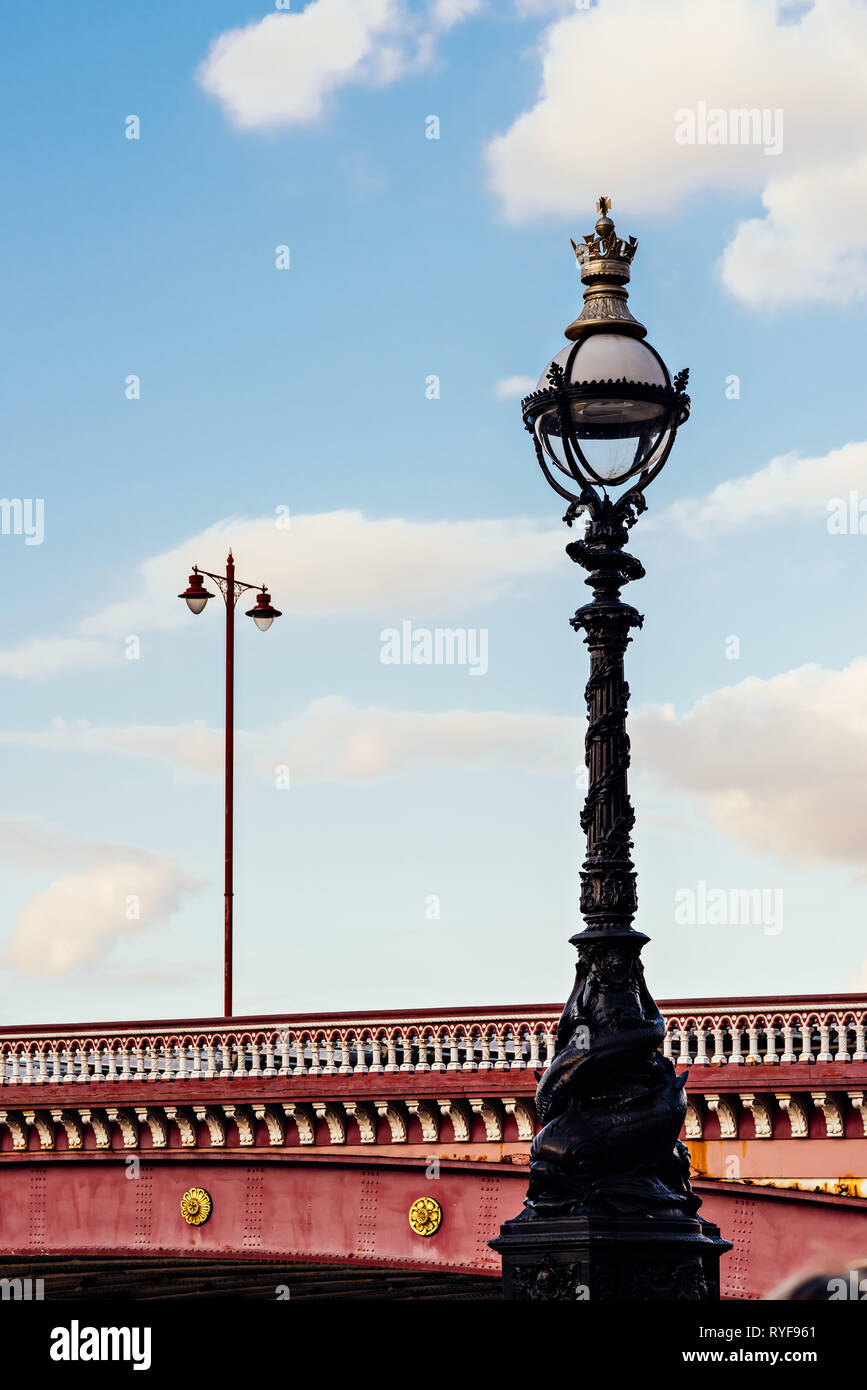 Vintage street light poli contro il cielo blu e nuvole bianche Foto Stock