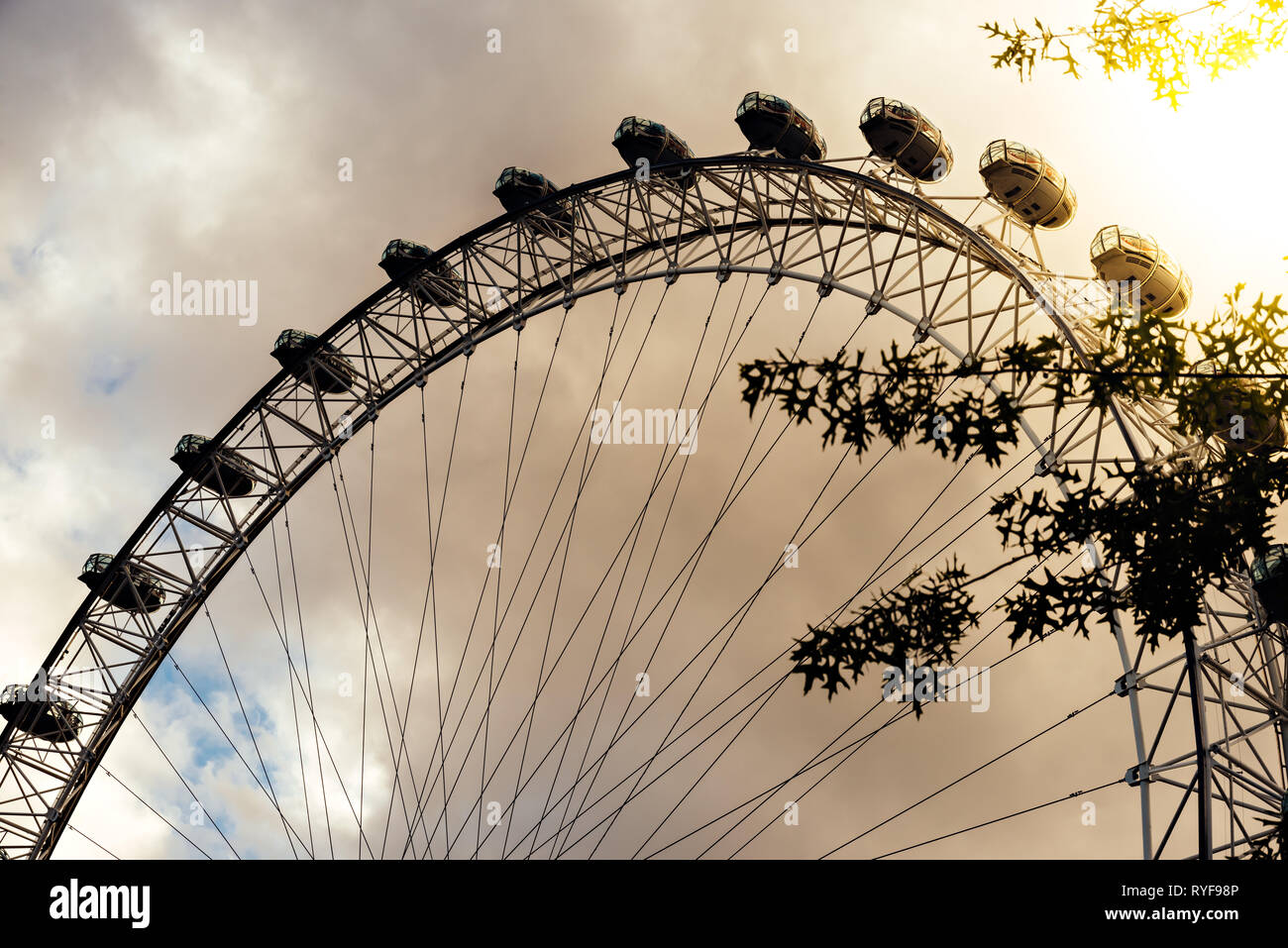 Dettaglio della famosa attrazione turistica di London Eye al tramonto Foto Stock