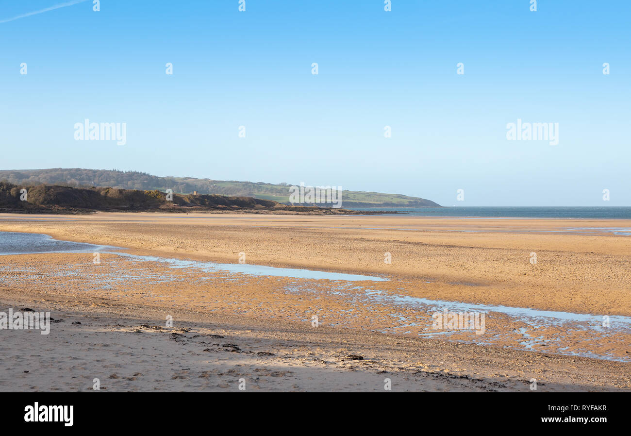 Bassa marea a Ligwy spiaggia di Anglesey, Galles del Nord Regno Unito Foto Stock