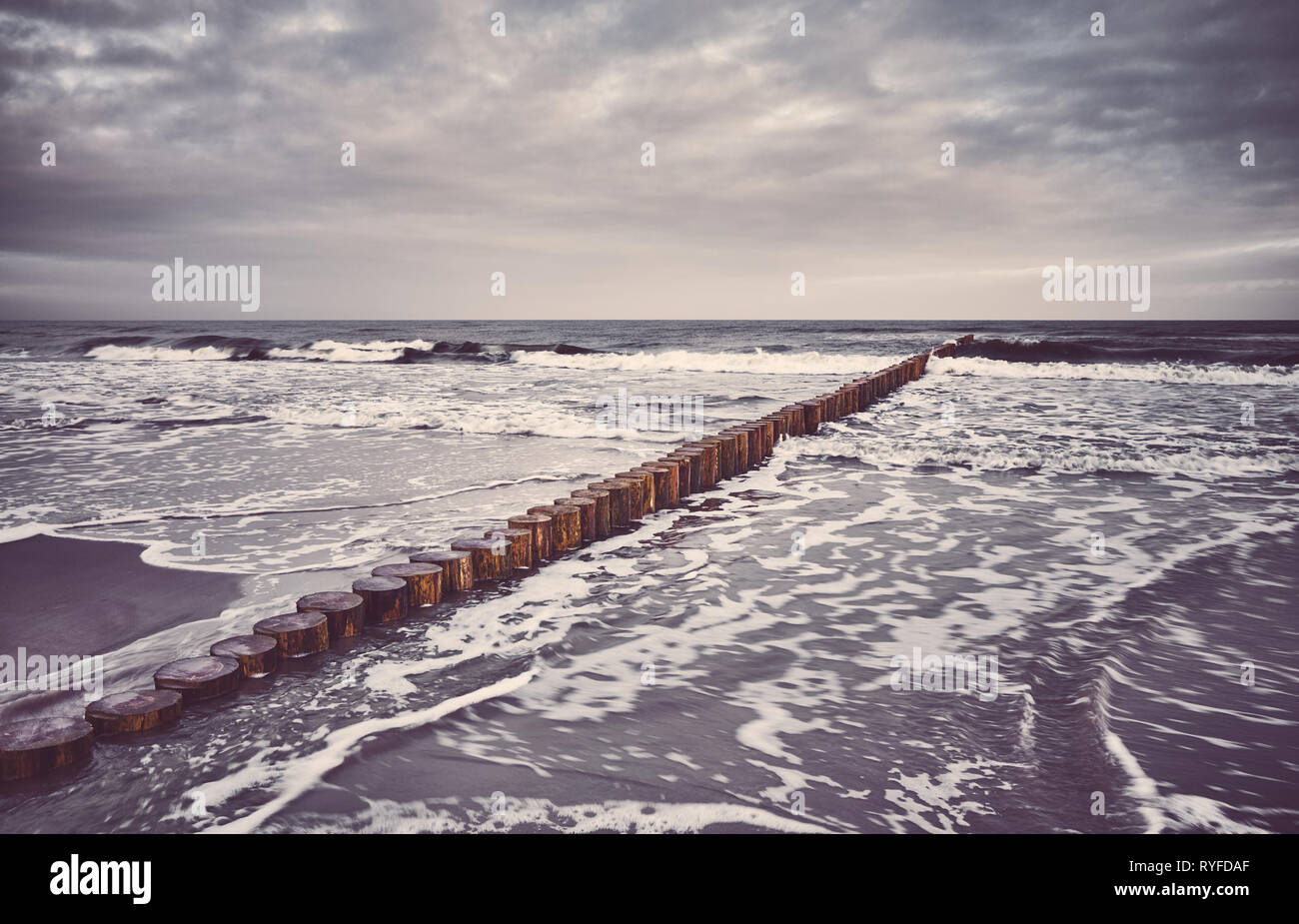 Struttura di frangionde in legno di sunrise, tonificazione del colore applicato. Foto Stock