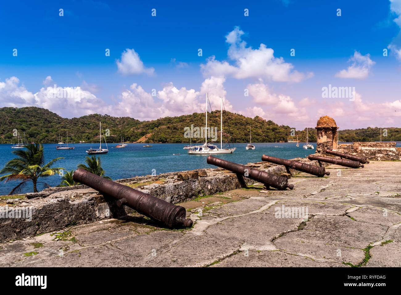 Vecchio cannoni presso le rovine in Portobelo, Colon Provnce, Panama Foto Stock