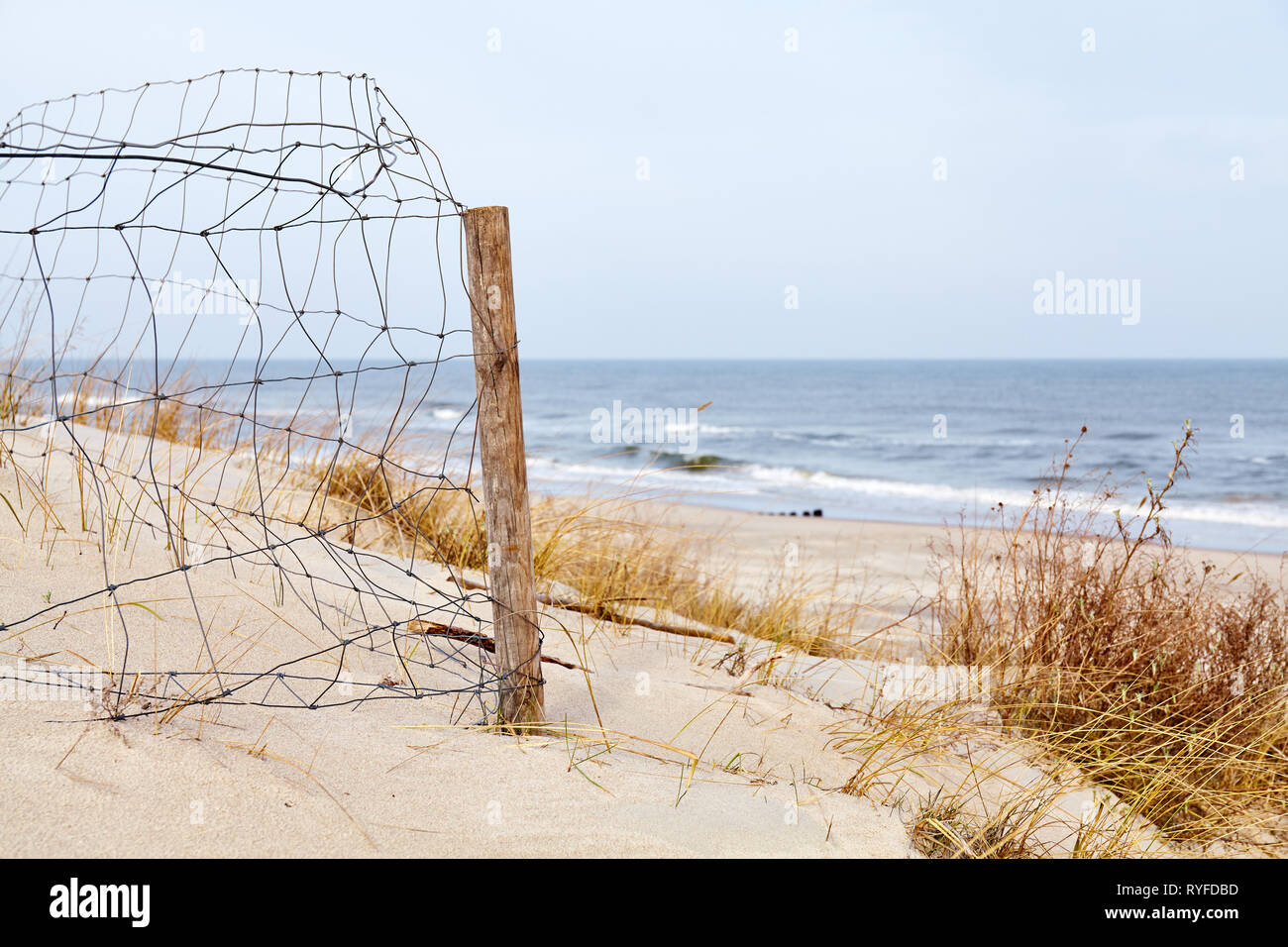 Recinzione su una spiaggia di dune, il fuoco selettivo. Foto Stock