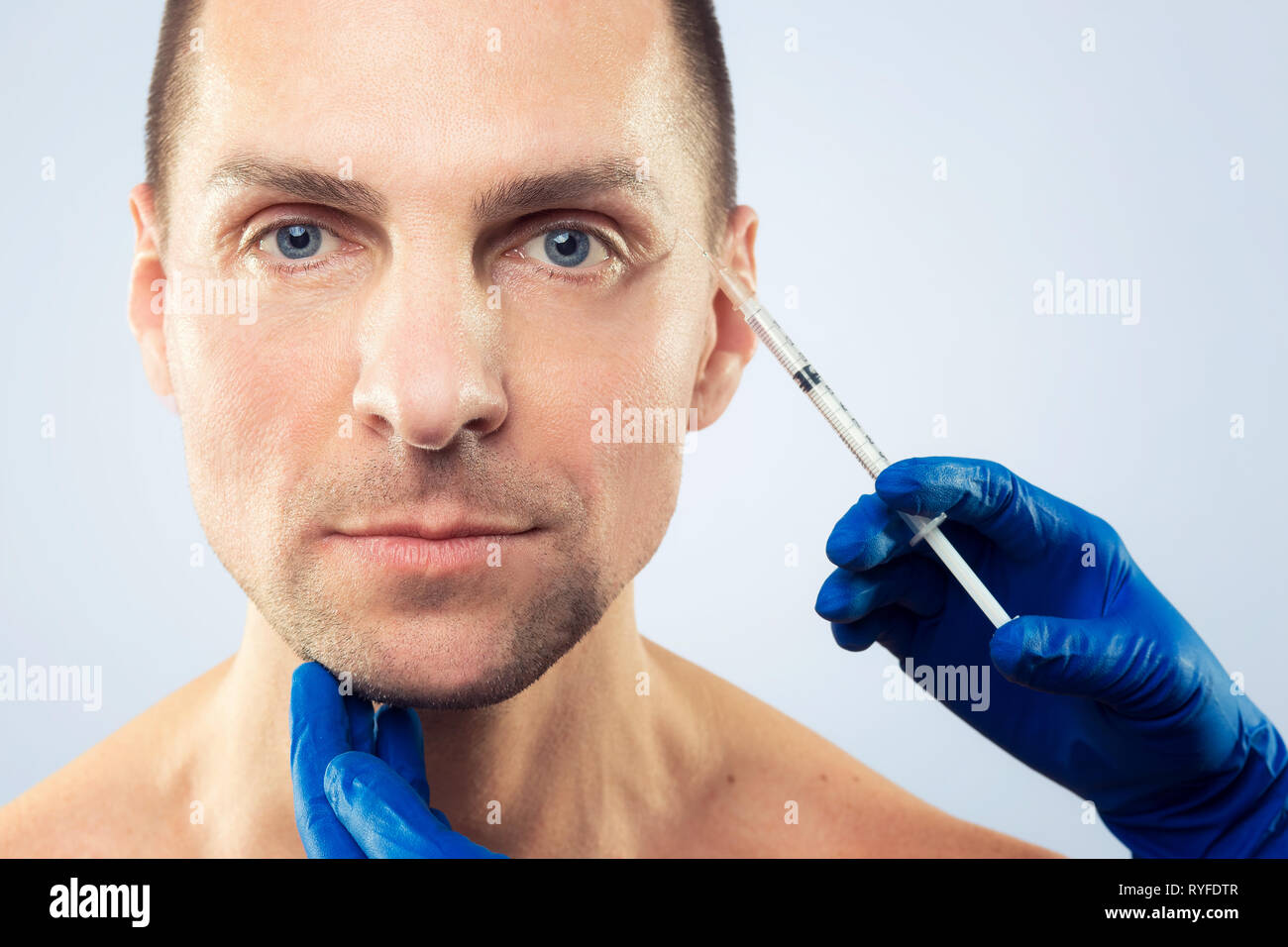 La terapia con botulino. Close-up di persona le mani siringa di iniezione  con Botox per il trattamento del viso. ESTHETOX Foto stock - Alamy
