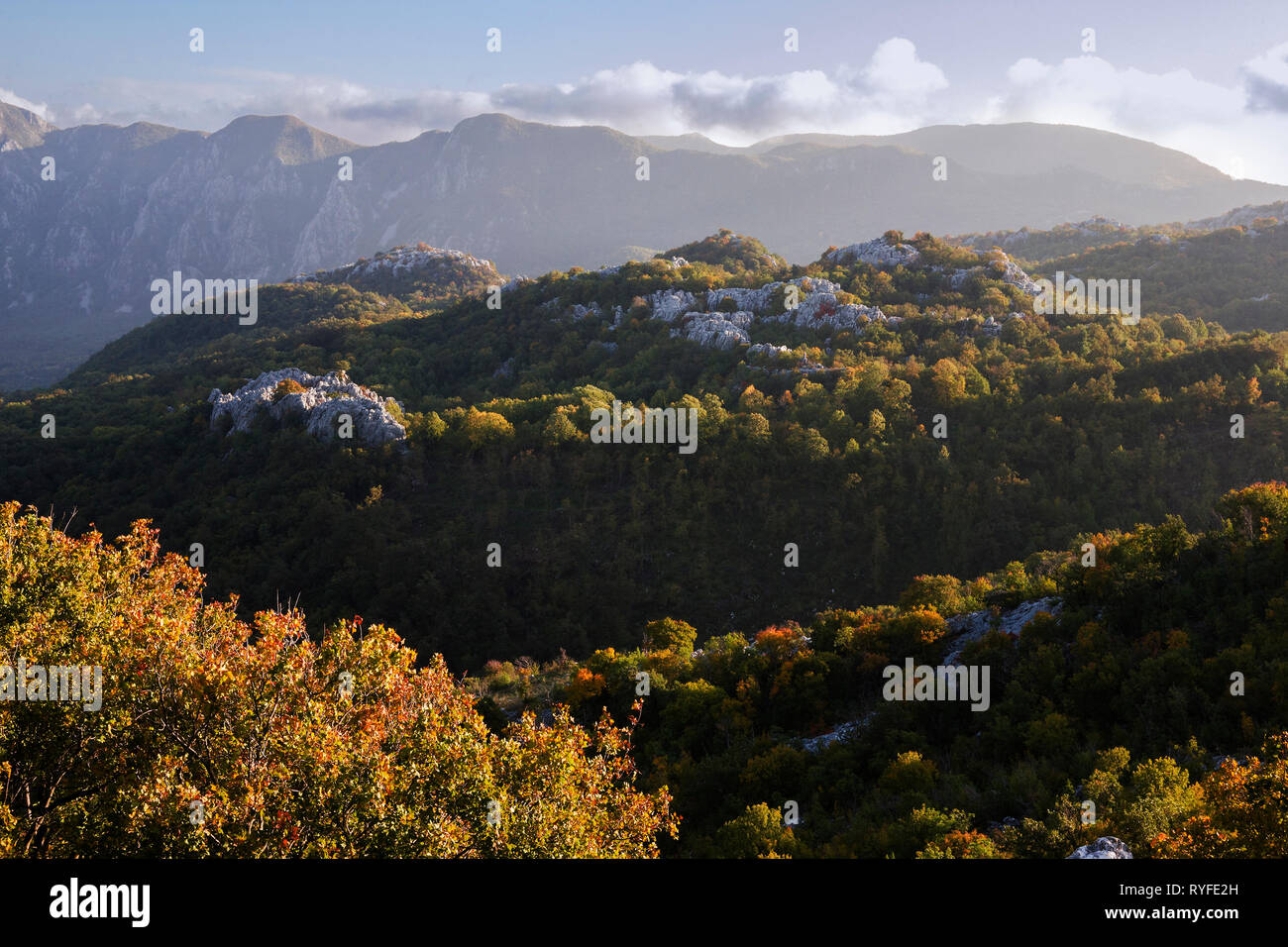 Rumija montagne dalle pendici del Mali Rasovatac sulla strada che congiunge Petrovac al Lago di Skadar, Montenegro Foto Stock